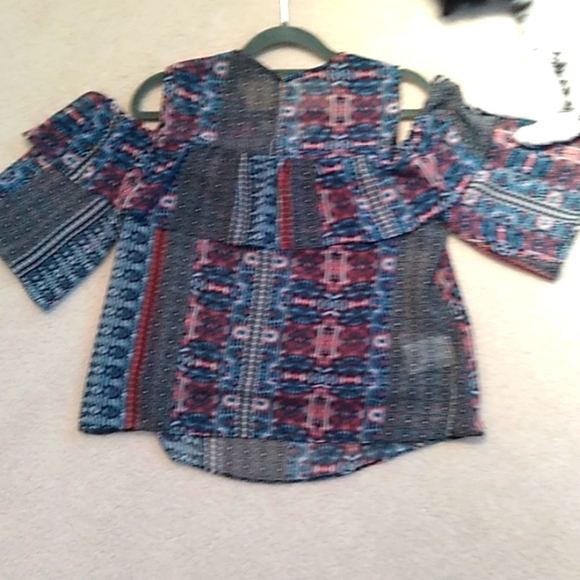Cold shoulder multi color blouse in like new condition. - Picture 3 of 4